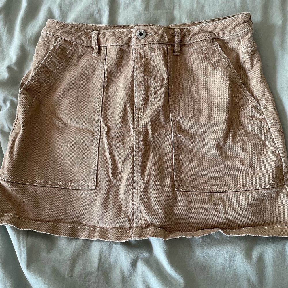 H&M tan or khaki mini skirt with white thread - so cute for summer!